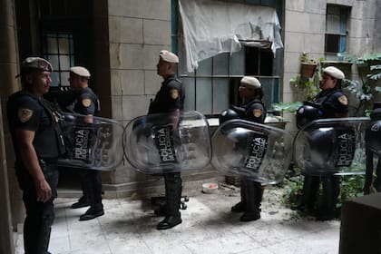 El momento en el que la policía ingresa a la propiedad de Omar González