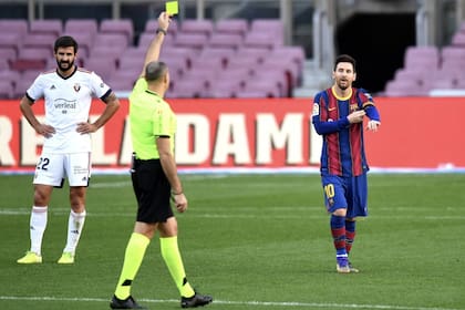 El momento en el que Lahoz amonesta a Messi y entre ellos aparece la sigla DAM, las iniciales de Diego Armando Maradona