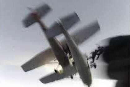 El momento en el que las dos avionetas con 11 ocupantes chocan