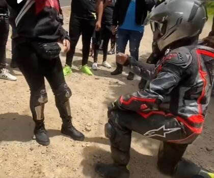 El momento en el que le da el anillo