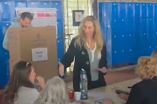 Video: el momento en que una fiscal de mesa le negó el saludo a Karina Milei cuando fue a votar