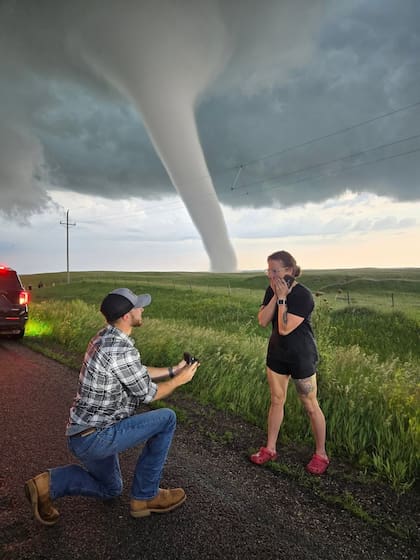 El momento en el que le propone matrimonio con un tornado de fondo