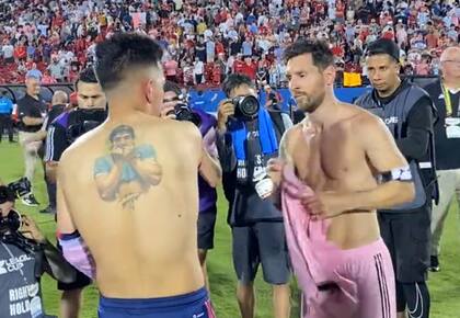 El momento en el que Leo Messi intercambió camisetas con Alan Velasco, quien dejó al descubierto su tatuaje de Diego Armando Maradona
