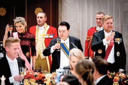 El momento en el que los anfitriones y sus invitados brindan por el futuro de las dos naciones.