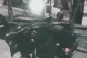 El momento en el que los delincuentes abordan a la madre y sus dos hijos