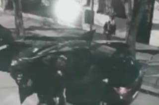 Así fue el momento en el que cuatro delincuentes abordaron a una mujer y sus dos hijos para robarle el auto