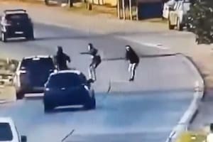 Intentó robarle a un motociclista, un auto lo atropelló y voló por el aire