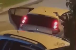 El momento en el que un grupo de delincuentes robó un auto en medio de los gritos de los vecinos