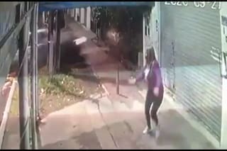 Video. Con un auto robado, cuatro delincuentes se incrustaron en una casa