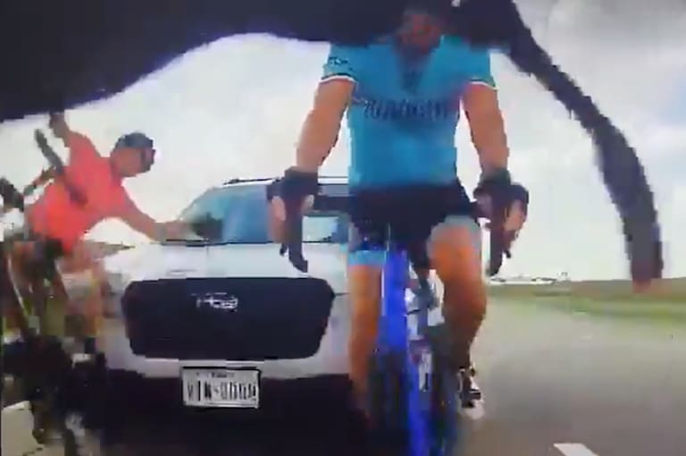 Video | Estados Unidos: manejaba una camioneta borracho y atropelló a dos ciclistas cerca de un aeropuerto
