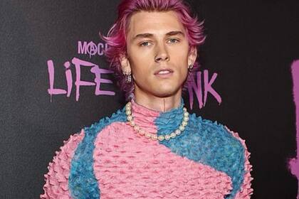El momento en el que Machine Gun Kelly se lastimó la cara