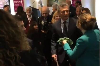 El momento en el que Macri recibió un pañuelo verde