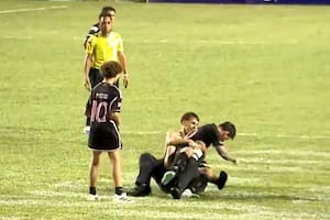 Locura por Messi: los fanáticos que invadieron el campo de juego para sacarse una foto... y lo derribaron
