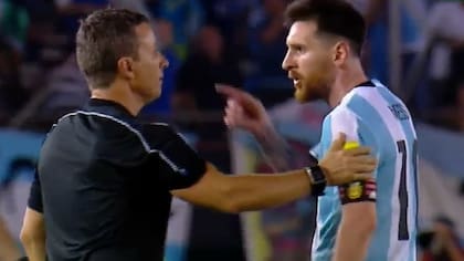 El momento en el que Messi insulta a uno de los árbitros brasileños