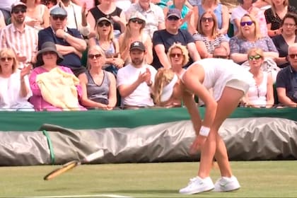 El momento en el que Mirra Andreeva se trastabilla, suelta la raqueta y la misma impacta en el césped, provocando una polémica penalización por parte de la umpire
