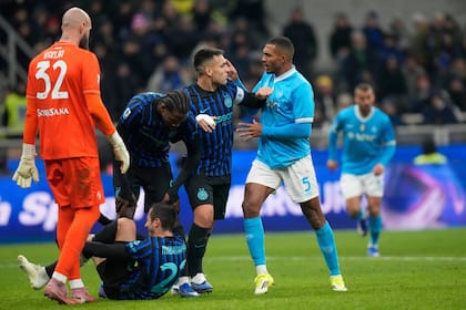 El momento en el que Mkhitaryan expone el dolor del pisotón de Rrahmani, la causa por la que el VAR llamó al juez y hubo penal para Inter: duelo picante entre Lautaro y el brasileño Juan Jesús.