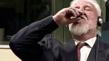 El momento en el que Praljak toma una botella de veneno durante el juicio en su contra