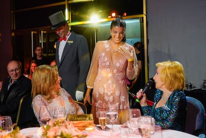 El momento en el que se anuncia la importante donación de piezas únicas de la colección personal de Mirtha Legrand, conformada por un brazalete, un colgante y una gargantilla. La diva anticipó su presencia en la Gala a realizarse el próximo verano cuando se encuentre pronta a cumplir sus 100 años