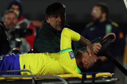 El momento en el que se lesionó Neymar frente a Uruguay