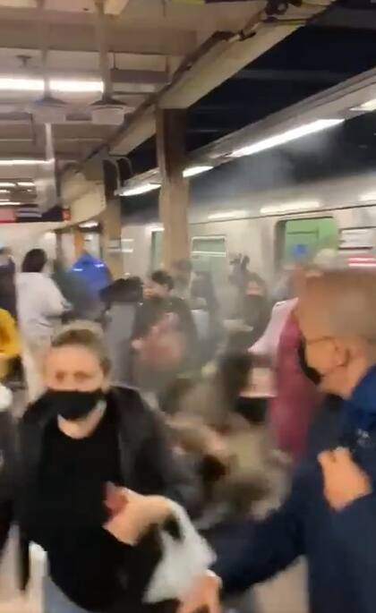 El momento en el que se produce el tiroteo en el subte de Nueva York