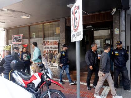 El momento en el que se retira Sánchez uno de los tres policías a los que se les tomó muestras de ADN