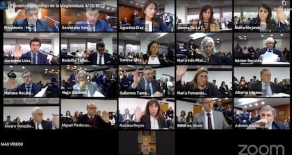 El momento en el que se vota el dictamen que recategoriza a Ana María Figueroa: Gerónimo Ustarroz, Mariano Recalde y Vanessa Siley levantan la mano; María Pilatti Vergara, Héctor Recalde y Rodolfo Tailhade no rechazan la votación