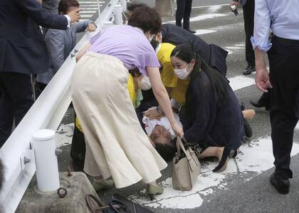 El momento en el que Shinzo Abe se derrumba. Se visualiza sangre en su pecho.