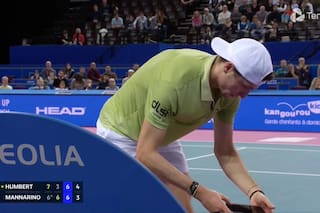 La extraña actitud de un tenista francés: en medio del partido fue a revisar su celular y no volvió a ganar un punto