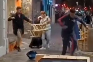 El momento en el que un comensal toma una silla y agrede a otros a las afueras de un bar mendocino