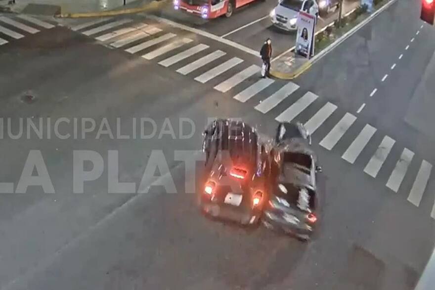 Una mujer quedó en medio de un impactante choque en La Plata - LA NACION