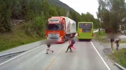 El momento en el que un niño casi es atropellado por un camión
