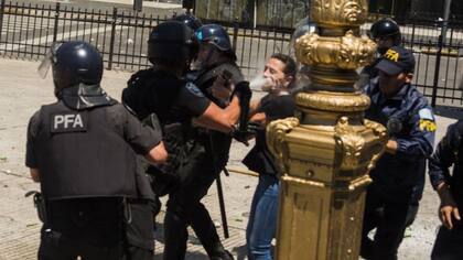 El momento en el que un oficial de la Policía Federal rocía el rostro de Mayra Mendoza con gas pimienta, en las inmediaciones del Congreso Nacional