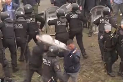 El momento en el que un policía ataca con su escudo a un chofer durante la manifestación por el asesinato de Pedro Daniel Barrientos