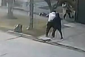 El momento en el que un policía de la Ciudad dispara a un motochorro a la cara cuando este intentaba asaltar a una abuela de 68 años y sus nietas en la localidad de Merlo