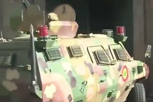 El momento en el que un tanque derribó la puerta de la casa de gobierno e ingresaron policías militares