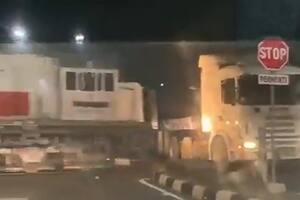 El violento choque entre un camión y un tren que derivó en una gran explosión en Indonesia
