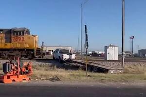 Una camioneta fue destrozada por un tren después de un impresionante choque