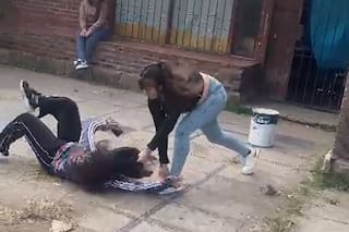 Patadas, trompadas: dos ataques brutales entre alumnos sacuden escuelas de Mar del Plata