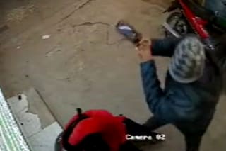 Una joven compraba en un kiosko y fue brutalmente golpeada por motochorros para robarle la bicicleta