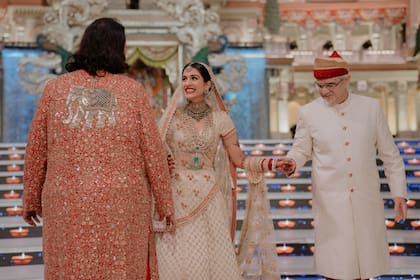 El momento en el que Viren Merchant entrega su hija a su futuro marido.