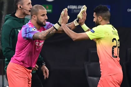 El momento en el que Walker ingresa en Manchester, vestido de arquero, en reemplazo de Mahrez.