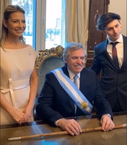 El momento en que Alberto Fernández se sentó en el sillón presidencial acompañado por su familia.