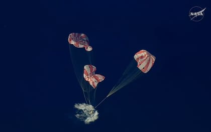 El momento en que amerizó la cápsula Orión