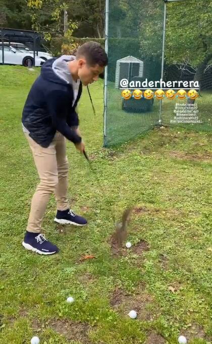 El momento en que Ander Herrera le pifia a la pelota de golf. Crédito: Instagram