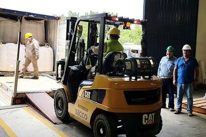 El momento en que ayer se cargaron las legumbres para luego hacer el traslado por tren
