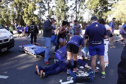 El momento en que Barbour es asistido