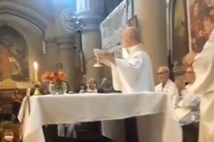 El momento en que cantaron en una iglesia de San Cristóbal