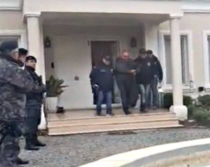 El momento en que Castillo salía detenido, el 21 de junio pasado, de su casa de Luján