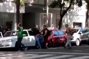 El momento en que comerciantes y vecinos se enfrentan con los jóvenes que abusaban de una mujer dentro de un auto