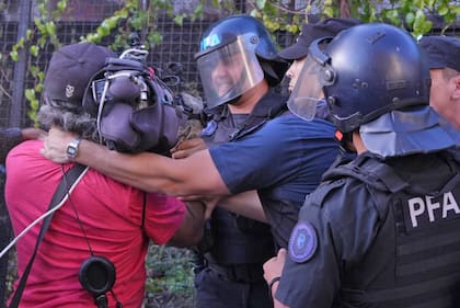 El momento en que demoraron a Facundo Tedeschini, camarógrafo de A24.